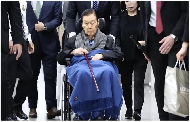 赘发家62岁垂涎24岁女星把人性卑劣发挥极致ayx爱游戏体育网页版入口辛格浩：30岁入(图8)