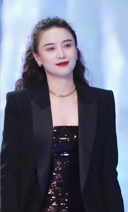 线女星个个风情万种却被29岁三线小花抢风头爱游戏app最新登录入口澳门这一天内娱一(图4)