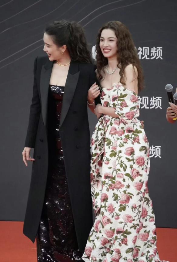 线女星个个风情万种却被29岁三线小花抢风头爱游戏app最新登录入口澳门这一天内娱一(图15)