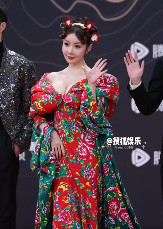 线女星个个风情万种却被29岁三线小花抢风头爱游戏app最新登录入口澳门这一天内娱一(图20)