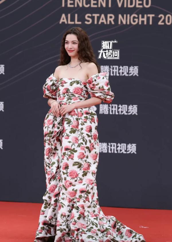 线女星个个风情万种却被29岁三线小花抢风头爱游戏app最新登录入口澳门这一天内娱一(图28)