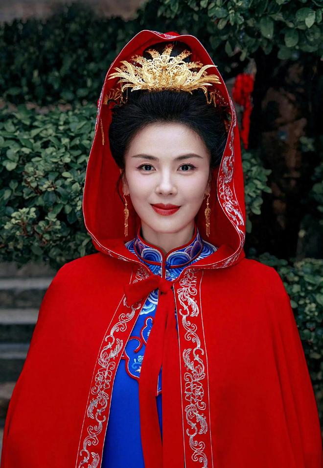 髻晒美照美的惊艳刘涛在福建地位高的惊人AYX爱游戏APP刘涛扮湄洲女梳妈祖(图3)