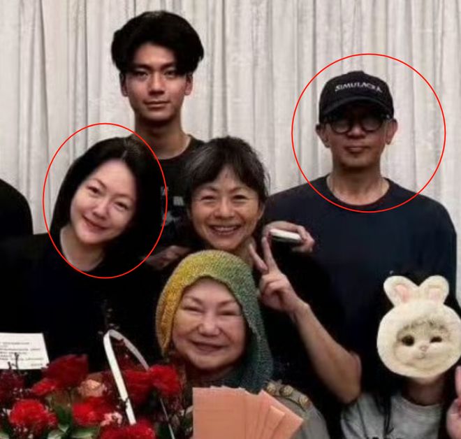 合影小S浮肿具俊晔消瘦一字不提大S子女爱游戏app最新登录入口S妈晒出母亲节(图4)