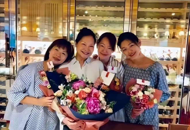 合影小S浮肿具俊晔消瘦一字不提大S子女爱游戏app最新登录入口S妈晒出母亲节(图9)