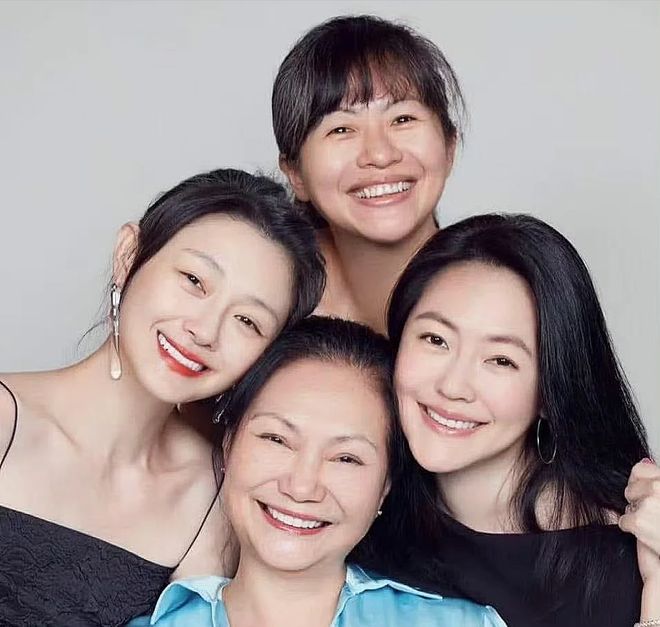合影小S浮肿具俊晔消瘦一字不提大S子女爱游戏app最新登录入口S妈晒出母亲节(图8)